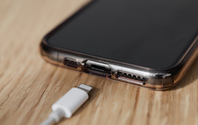 handy-laden-pexels-KarolinaGrabowska-230202-1920x1209 Handy nachts laden: 3 Mythen im Check