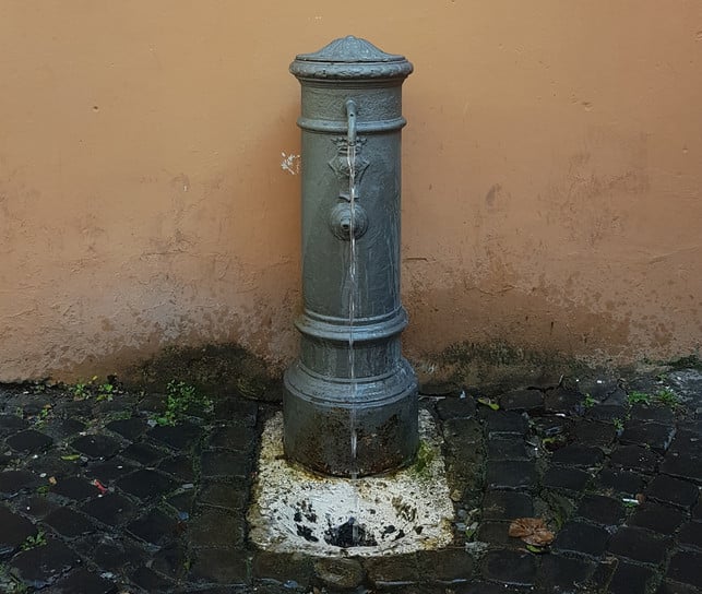 gerade-an-heissen-sommertagen-sind-die-trinkbrunnen-charlotte-gneupel-utopia-190309_download Gerade an heißen Sommertagen sind die Trinkbrunnen extrem praktisch. Einfach frisches Wasser in die eigene Falsche auffüllen und weiter schlendern.