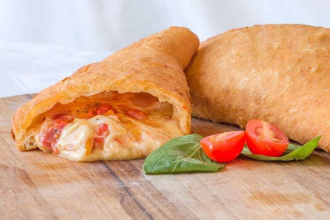 panzerotti-mit-tomaten-und-mozzarella-sind-ein-ita-cc0-pixabay-jeanvdmeulen-200919_download Panzerotti mit Tomaten und Mozzarella sind ein italienischer Klassiker.