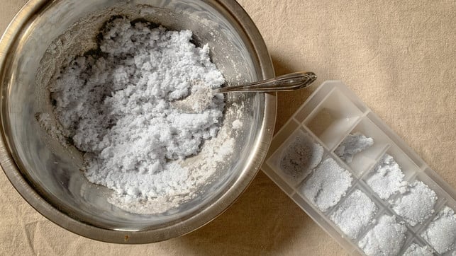 mit-einem-teeloeffel-kannst-du-die-eiswuerfelform-ei-utopia-kb-210924 Mit einem Teelöffel kannst du die Eiswürfelform einfach füllen.