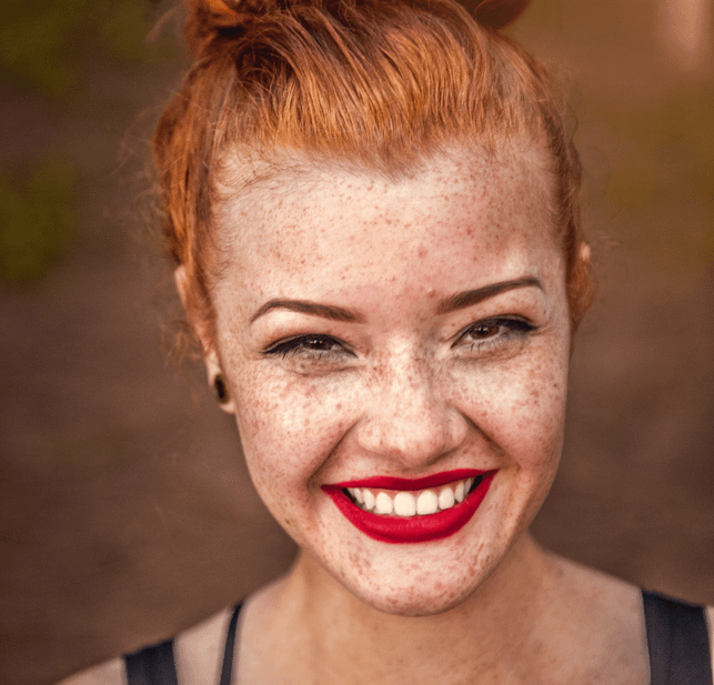frau-lachen-lippenstift-us-gabriel-silverio-250123-2000x1920px Öko-Test Lippenstift