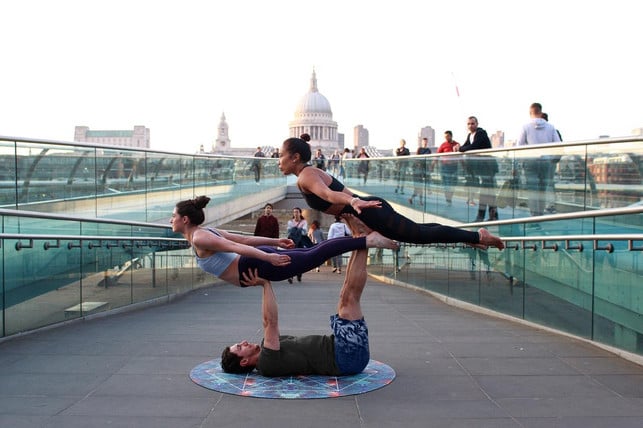 auch-mit-drei-oder-mehr-partnern-ist-acroyoga-moegl-pexels-theformfitness-190709_download Auch mit drei oder mehr Partnern ist Acroyoga möglich.
