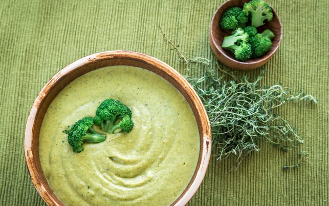Broccoli Cheese Soup Übrigen Brokkoli-Strunk kannst du gut in einem Kartoffelpüree verarbeiten.