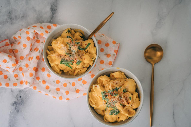 mit-einer-kelle-nudelwasser-kannst-du-die-nudelsoss-cc0-unsplash-taryn-elliott-230317_download Mit einer Kelle Nudelwasser kannst du die Nudelsoße anreichern.