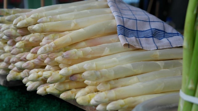 beim-schaelen-von-weissem-spargel-bleibt-oft-viel-sc-cc0-pixabay-ritae-180506_download Verwende für die Suppe Spargel aus biologischem und regionalem Anbau.