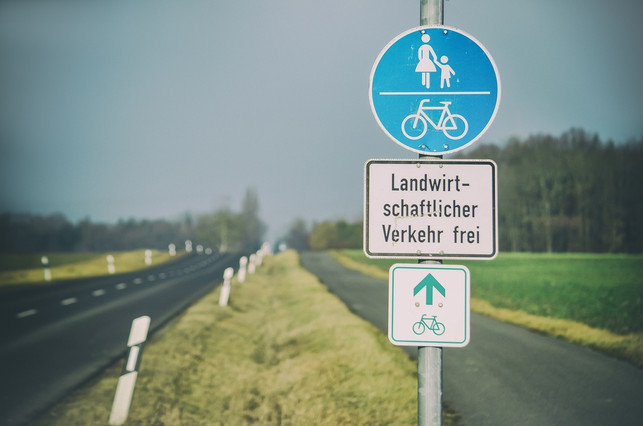 in-dieser-situation-muesstest-du-den-radweg-nutzen-cc0-pixabay-projekt_kaffeebart-230902_download In dieser Situation müsstest du den Radweg nutzen, und dürftest nicht auf der Straße fahren.