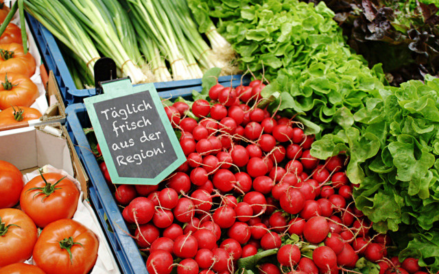 Gegen Lebensmittelverschwendung: Saisonal und regional einkaufen Gegen Lebensmittelverschwendung: Saisonal und regional einkaufen