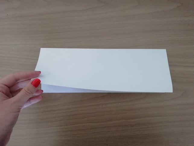 dav Falte das Briefumschlag-Papier in der Mitte.