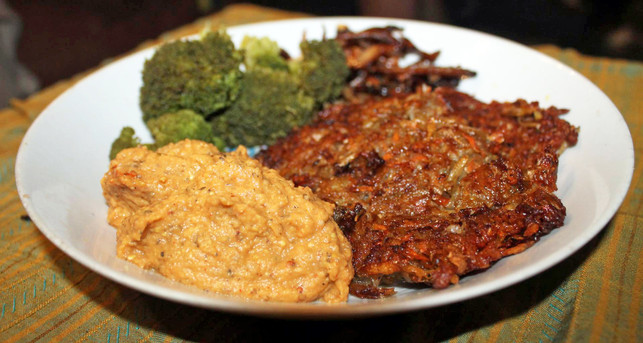 kartoffel-moehren-roesti-mit-einem-senfigen-blumenko-pascal-thiele-utopiade-181122_download Kartoffel-Möhren-Rösti mit einem senfigen Blumenkohl-Dip, angebratenen Pilzen und gedünstetem Brokkoli.