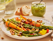Gegrilltes Kurkuma-Gemüse mit Haselnusscrunch und Karottengrün-Pesto