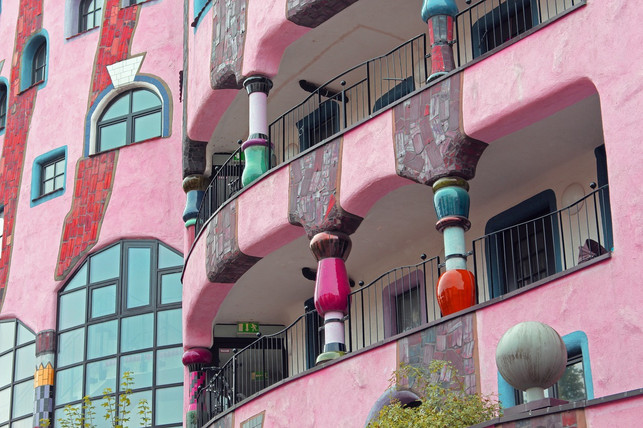 das-farbenfrohe-hundertwasserhaus-sorgt-bei-einem-cc0-pixabay-kriemer-221002_download Das farbenfrohe Hundertwasserhaus sorgt bei einem Städtetrip im Herbst für gute Laune.