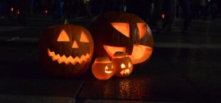 An Halloween werde Kürbisse gerne zu gruseliger Deko umfunktioniert.