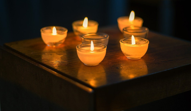 stearinkerzen-aus-palmoel-stearin-sind-zwar-biologi-cc0-pixabay-lars_nissen-201114_download Stearinkerzen aus Palmöl-Stearin sind zwar biologisch abbaubar, aber in der Herstellung unnachhaltig.