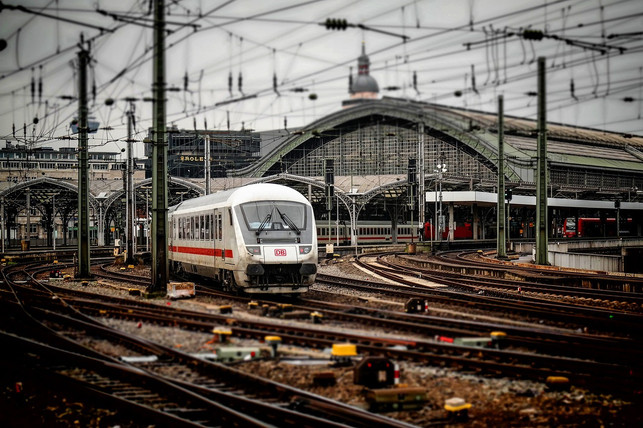 verreist-du-mit-dem-zug-kannst-du-im-gegensatz-zu-cc0-pixabay-didgeman-221112_download Verreist du mit dem Zug, kannst du im Gegensatz zum Flugzeug viele CO2-Emissionen einsparen.