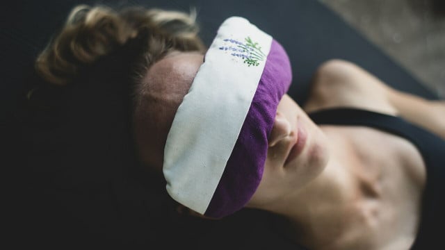 auf-dem-boden-schlafen-cc0-unsplash-anton-shuvalov-230515 auf dem boden schlafen