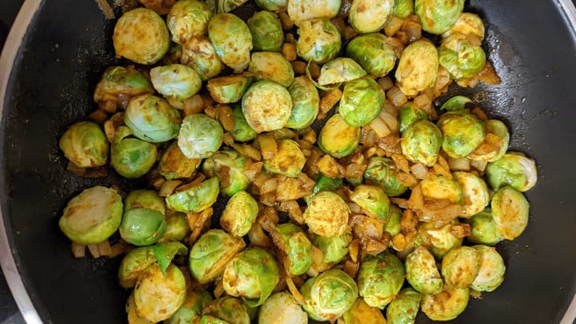 der-rosenkohl-wird-mit-den-gewuerzen-in-der-pfanne-victoria-clauss-utopia-211127 Der Rosenkohl wird mit den Gewürzen in der Pfanne kurz angebraten.