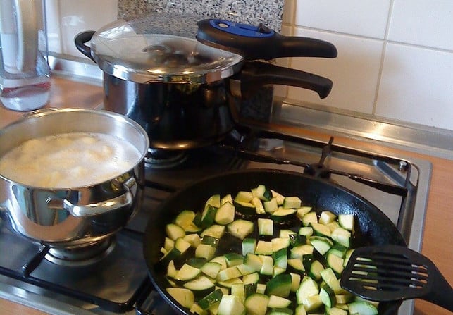 mit-einem-schnellkochtopf-kochst-du-schnell-und-en-cc0-pixabay-counselling-180328_download Mit einem Schnellkochtopf kochst du schnell und energiesparend.