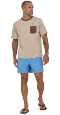 nachhaltige-bademode-badeshorts-patagonia-220224-1280x720-1 Zu nachhaltiger Bademode gehören auch die fairen Badeshorts von Patagonia.