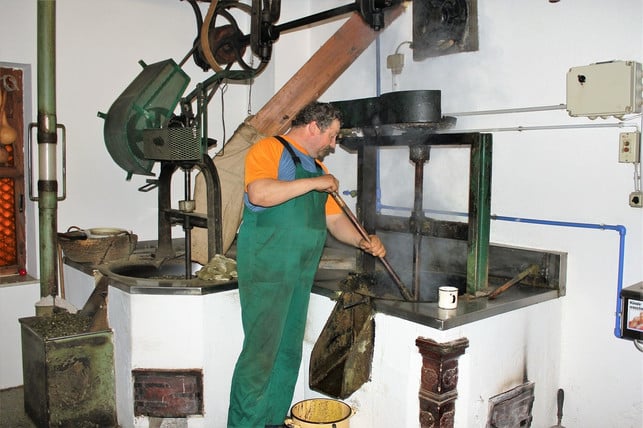 traditionelle-handarbeit-in-einer-oelmuehle-cc0pixabayid-706341-181015_download Bio-Distelöl entsteht oft durch traditionelle Handarbeit in einer Ölmühle.