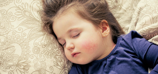 kindermatratzen-maedchen_pb_pixabay_161125_1280x600 Mädchen schläft auf Kindermatratze