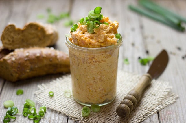 der-lupinendip-schmeckt-auch-als-brotaufstrich-sup-cc0-pixabay-einladung_zum_essen-200203_download Der Lupinendip schmeckt auch als Brotaufstrich super.