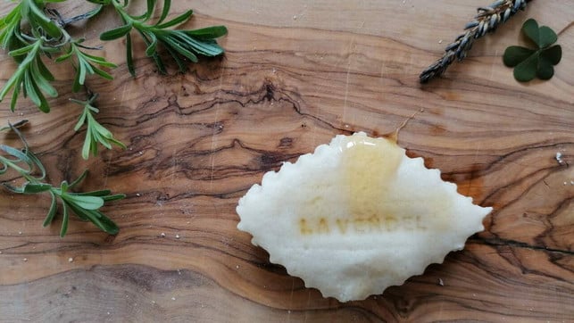 die-fertigen-duftsteine-kannst-du-mit-aetherischen-mia-stremme-utopia-210928 Die fertigen Duftsteine kannst du mit ätherischen Ölen beträufeln.