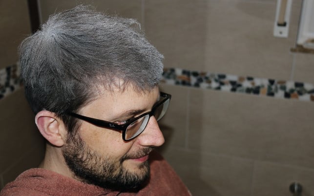 Öko-Test-Redakteur probiert Trockenshampoo aus Öko-Test-Redakteur probiert Trockenshampoo aus