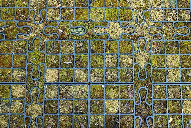 rasengittersteine-sind-meist-aus-beton-oder-aus-ku-cc0-pixabay-antranias-210827_download Rasengittersteine sind meist aus Beton oder aus Kunststoff.