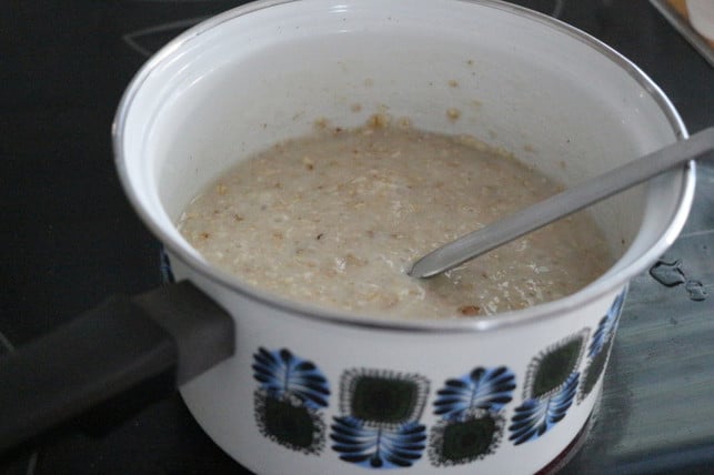 haferschleimsuppe-mit-milch-zubereiten-katbliemutopia-180220_download Es ist auch möglich, Haferschleimsuppe mit Milch statt mit Brühe zuzubereiten.
