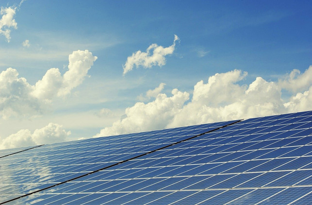 durch-photovoltaikanlagen-koennen-haeuser-ihren-eige-cc0-pixabay-andreas160578-220531_download Durch Photovoltaikanlagen können Häuser ihren Eigenbedarf decken.
