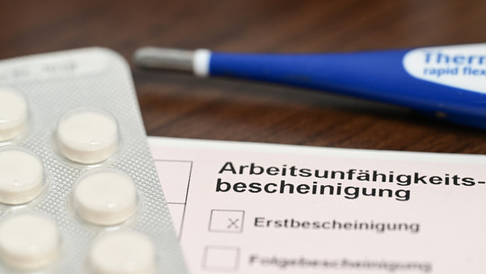 krankmeldung-Bernd-Weißbrod-dpa-250901 Krankmeldung, Tabletten und Fieberthermometer