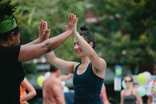 In the case of laughing yoga, many exercises in the group or with a partner: in.