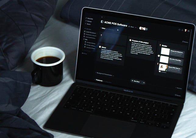 der-dark-mode-am-computer-und-smartphone-ist-ein-b-cc0-unsplash-walling-231121_download Der Dark Mode an Computer und Smartphone ist ein beliebtes Feature.