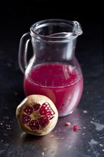 Granatapfelsaft mit Granatapfel Granatapfelsaft – sinnvolles Superfood?