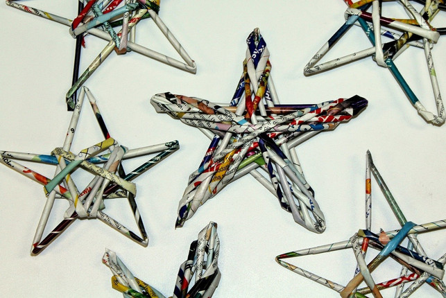 kunstvoll-geflochtene-sterne-mit-papierroellchen-au-cc0-pixabay-_alicja_-201116_download Kunstvoll geflochtene Sterne mit Papierröllchen aus Zeitungspapier.