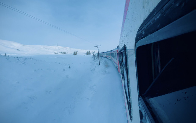 Ein Nachtzug fährt durch Winterlandschaft Ein Nachtzug fährt durch Winterlandschaft