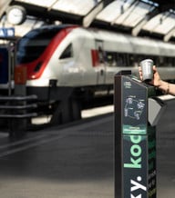 kooky-automat In Bahnhöfen in der Schweiz kannst du Coffee-to-go-Becher von Kooky an Automaten zurückgeben.