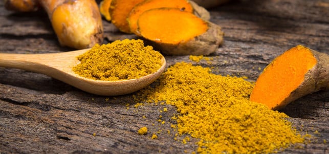kurkuma-w-pinkomelet-161005-1280x600 Kurkuma wirkt schmerzlindernd