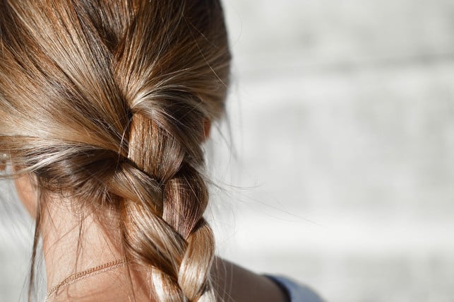 flechte-nachts-deine-haare-zu-einem-zopf-oder-trag-cc0-pixabay-pexels-180330_download Flechte nachts deine Haare zu einem Zopf oder trage sie in einem hohen Dutt um sie zu schonen.