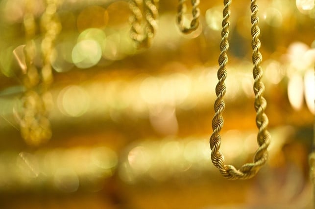 goldschmuck-laeuft-staerker-an-je-mehr-andere-metal-cc0-pixabay-engin_akyurt-200730_download Möchtest du Goldschmuck reinigen, musst du besonders bei hohen Feingehalt vorsichtig sein.