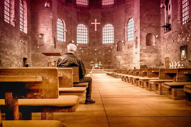 bevor-du-dich-fuer-einen-urlaub-im-kloster-entschei-cc0-pixabay-thedigitalartist-200405_download Bevor du dich für einen Urlaub im Kloster entscheidest, kann es dir helfen, an einem Gebet der Gemeinschaft teilzunehmen.