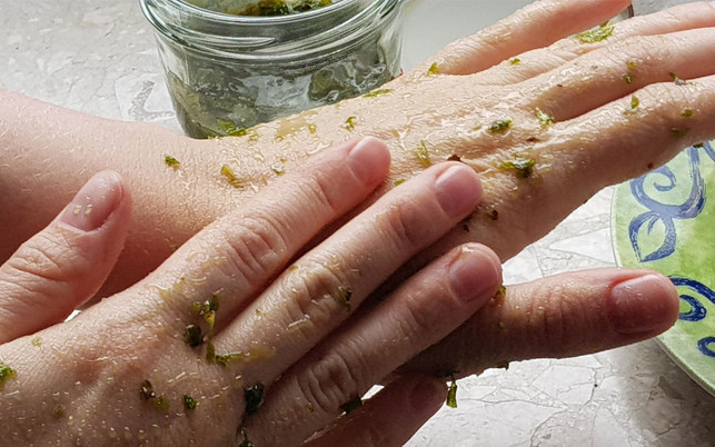 peeling2-p-utopia-191015-1280x800 "Vom Garten auf die Haut" Queen's Scrub