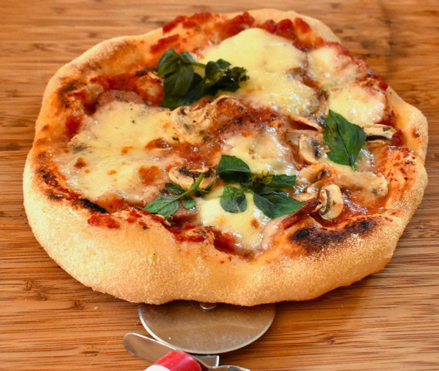 Neapolitan pizza also tastes good with fresh mushrooms.