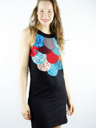 sommerkleid-schwarz-Piska-nepalaya-220614-600x800-1 Nachhaltiges schwarzes Sommerkleid mit buntem Muster