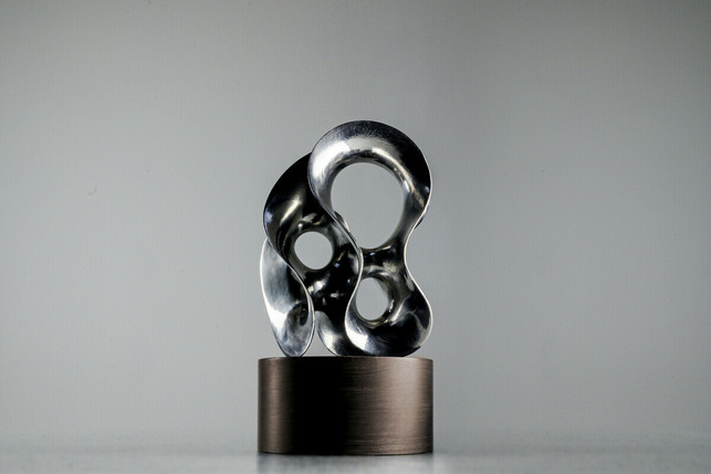 die-skulptur-des-alternativen-nobelpreises-besteht-right-livelihood-221020_download Die Skulptur des Alternativen Nobelpreises besteht aus einem besonderen Material.