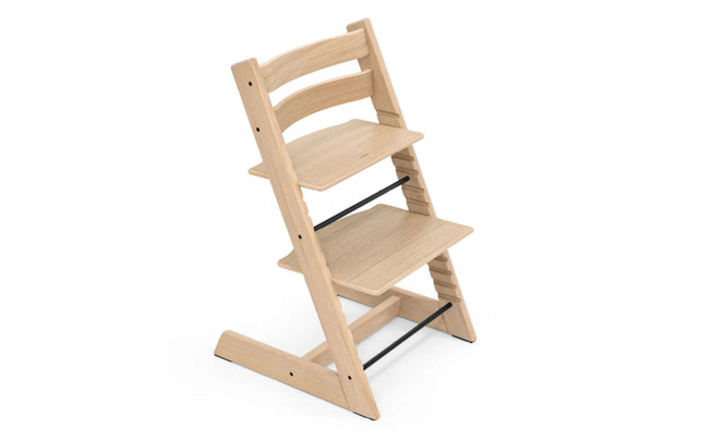 tripptrapp-ku-stokke-230623-1902x1209-1 Hochstuhl aus Holz von Stokke.