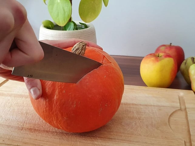 willst-du-einen-kuerbis-aushoehlen-sollte-dieser-zu-luise-rau-utopia-230114_download Willst du einen Kürbis aushöhlen, sollte dieser zunächst sicher auf der Arbeitsplatte stehen.