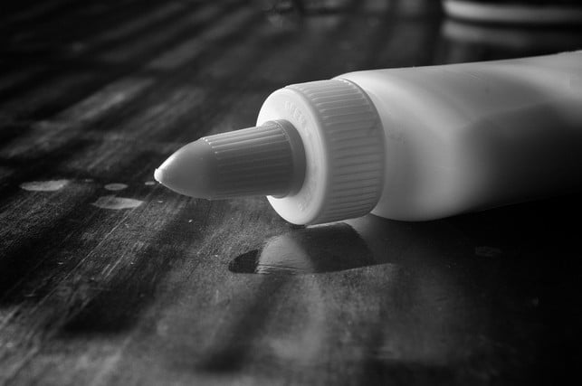 richtig-angewendet-ist-sekundenkleber-nicht-giftig-cc0-pixabay-heatherkitchen_sc-220907_download Richtig angewandt ist Sekundenkleber nicht giftig.