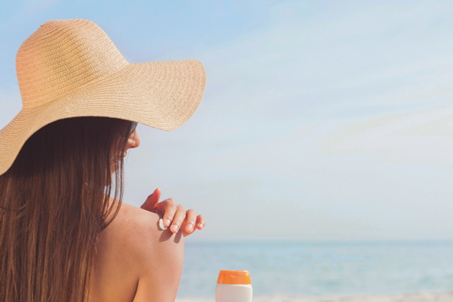 Before sunbathing, you should apply plenty of sunscreen to your skin to protect yourself from sunburn.