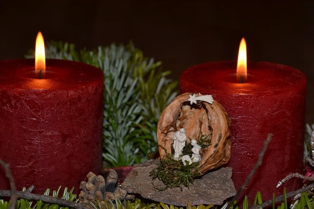 in-diesem-fall-dient-die-walnussschale-als-dekorat-cc0-pixabay-innviertlerin-240810_download In diesem Fall dient die Walnussschale als dekorative Miniatur-Krippe.